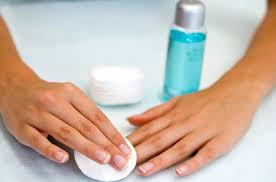9 tác dụng không ngờ của nước tẩy sơn móng tay
